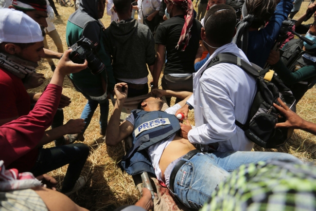 Gazze sınırında yaralanan Filistinli gazeteci de şehit oldu